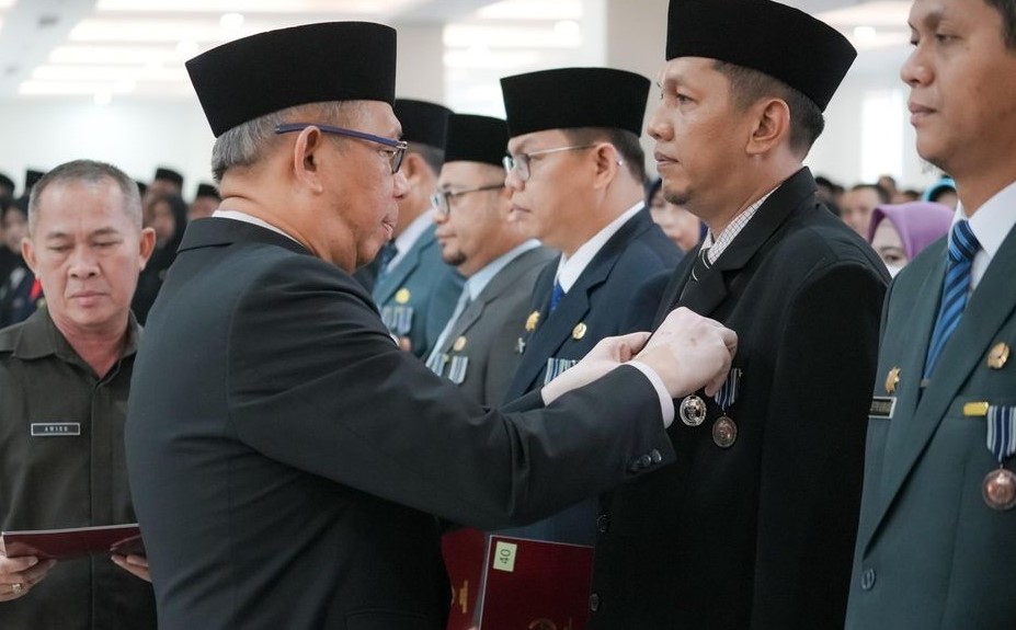 Gubernur Sutarmidji Serahkan Tanda Kehormatan Satyalancana Karya Satya serta Melantik Jabatan Fungsional dan PPPK