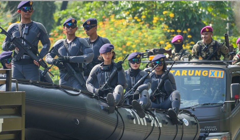 Alutsista TNI dan POLRI Hadir Dalam Karnaval Semarak Merah Putih Khatulistiwa